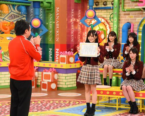 カンテレ「NMBとまなぶくん」最後の収録で卒業証書を受け取ったNMB48の山本彩(中央)