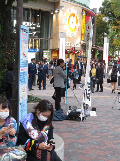 コンサート会場の東京ドーム近くの路上では、原爆投下時の画像を印刷したTシャツを来たBTSを批判する街頭演説が行われた(撮影・清水優)