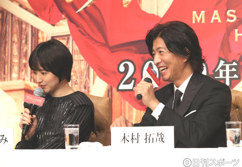 木村拓哉(右)が素の状態を見たと打ち明け、言い訳する長沢まさみ(撮影・林敏行)