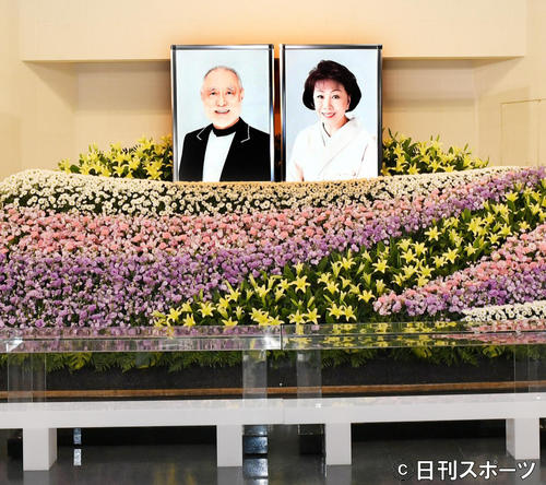 祭壇は華やかな色の花々で飾られ、中央に寄り添うように置かれた故津川雅彦、朝丘雪路夫妻の遺影は笑っていた(撮影・酒井清司)