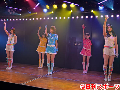 新公演初日で「ライダー」を歌うＡＫＢ48チーム８。左から岡部麟、寺田美咲、太田奈緒、川原美咲、人見古都音（2018年11月21日撮影）