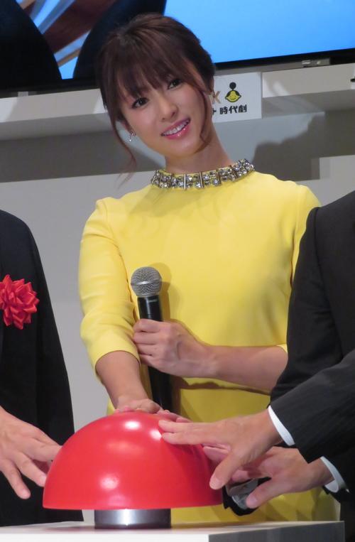 笑顔で放送開始ボタンを押す深田恭子