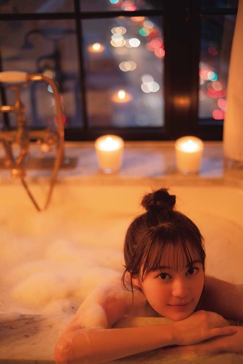 生田絵梨花セカンド写真集の先行カット。ニューヨークの夜景をバックに、バブルバスにつかっている