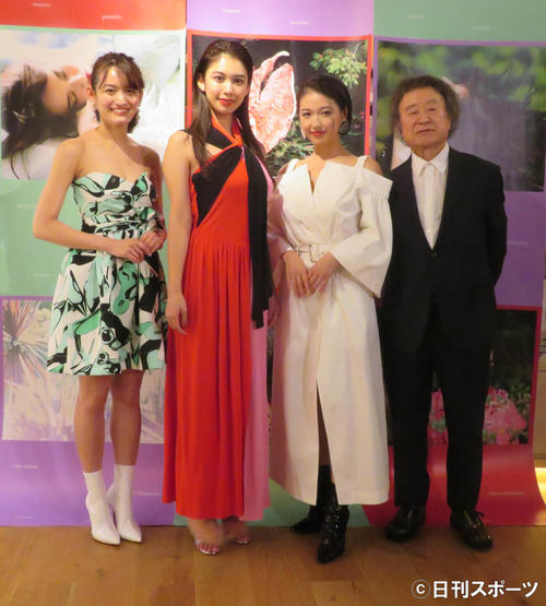 写真集の発売記念イベントを行った左から高尾美有、結城モエ、松井りな、篠山紀信氏