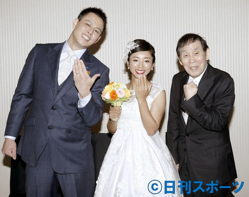 結婚指輪を披露し笑顔を浮かべる、左から小林公太氏、片岡安祐美。右はガッツポーズの萩本欽一（撮影・河田真司）