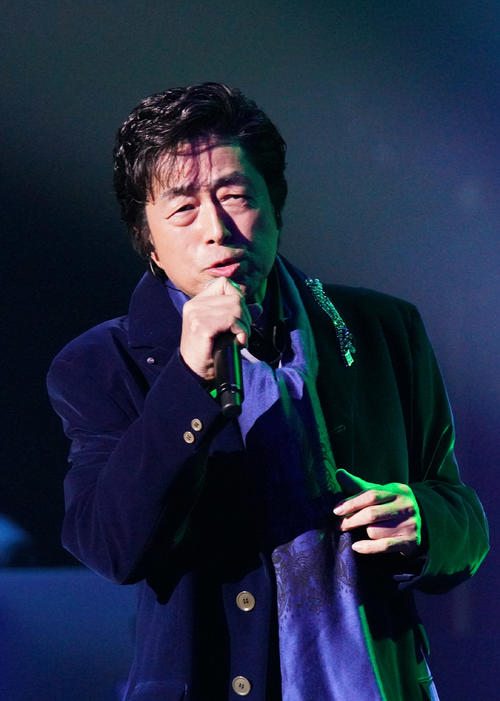 満員のファンの前で熱唱する中村雅俊