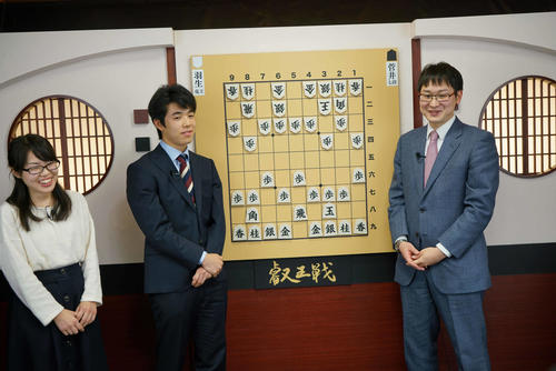 解説者デビューした藤井聡太七段（左から2人目）（画像提供：niconico）