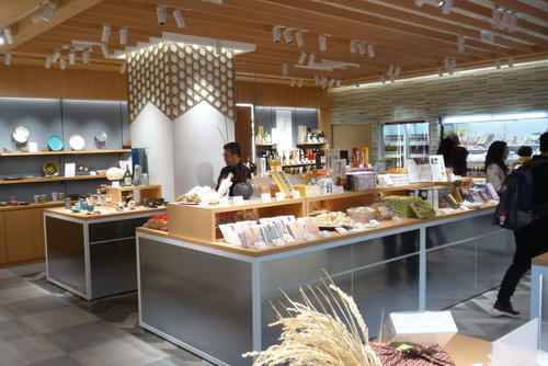 店内にはさまざまな茨城の逸品が並ぶ