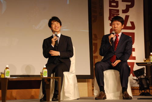 トークショーを行った藤井聡太七段（左）と師匠の杉本昌隆七段（撮影・松浦隆司）