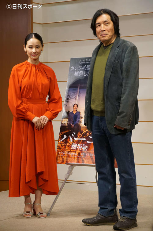 映画「バーニング劇場版」来日会見を行ったイ・チャンドン監督(右)とゲストの吉田羊(撮影・遠藤尚子)