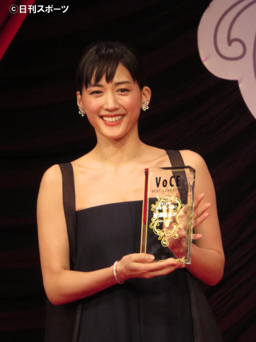 「最も美しい顔2018」に選出されほほ笑む綾瀬はるか