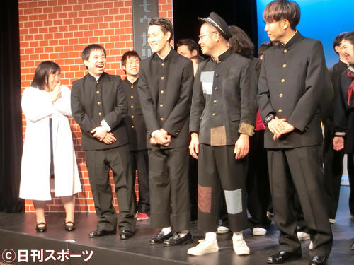 収録前に取材に応じた、前列左からゆりやんレトリィバァ、「霜降り明星」のせいや、粗品、「アキナ」の山名文和、秋山賢太ら