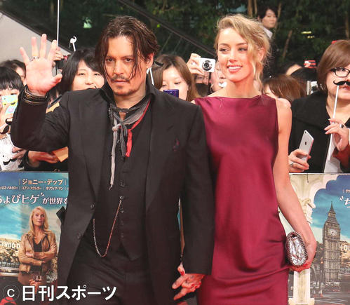 ジョニー・デップ(左)、アンバー・ハード(2015年1月27日撮影)