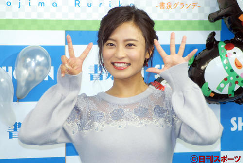 カレンダー発売イベントで「25歳」ポーズを見せる小島瑠璃子（撮影・大友陽平）