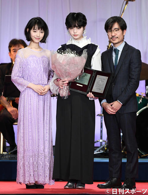 新人賞を受賞した平手友梨奈(中央)。左は浜辺美波、右は月川翔監督(撮影・鈴木みどり)