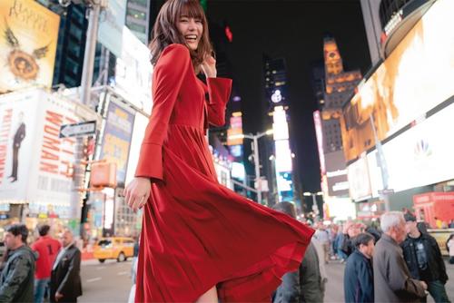 生田絵梨花セカンド写真集「インターミッション」の裏表紙に使われる写真。ニューヨークのブロードウェーで撮影した