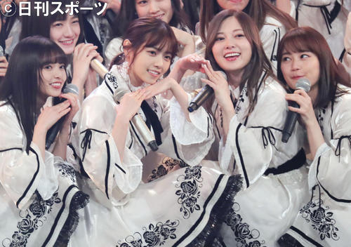 右から乃木坂46の生田絵梨花、白石麻衣、西野七瀬、齋藤飛鳥（撮影・垰建太）