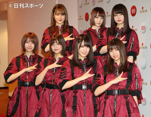 紅白歌合戦のリハーサルを終え、記念撮影におさまる欅坂46（撮影・林敏行）