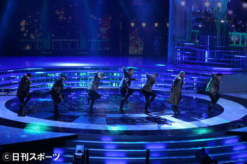 オープニングで熱いダンスを披露する三代目J Soul Brothers(撮影・垰建太)
