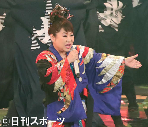 熱唱する天童よしみ(撮影・垰建太)