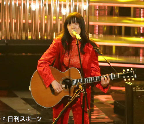 熱唱するあいみょん(撮影・垰建太)