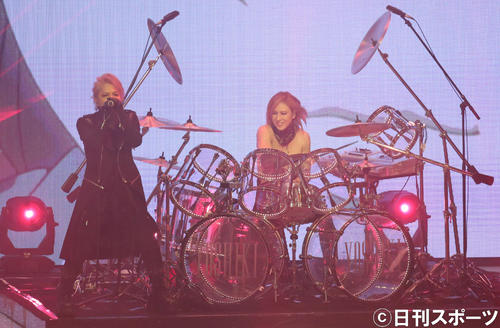 迫力のドラムとともに熱唱するYOSHIKI feat.HYDE(撮影・垰建太)