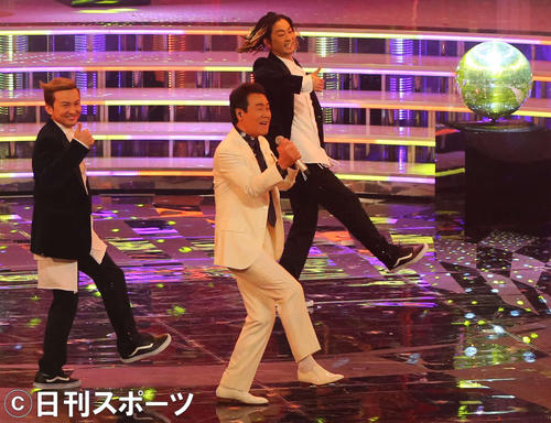 イイネダンスをしながら熱唱する五木ひろし(中央)(撮影・垰建太)