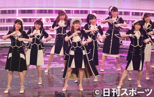 熱唱する指原莉乃(左から4人目)らAKB48(撮影・垰建太)