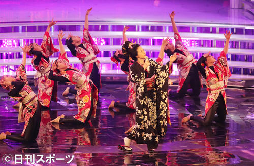 熱唱する坂本冬美(撮影・垰建太)