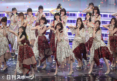 ステージで熱唱する乃木坂46(撮影・垰建太)