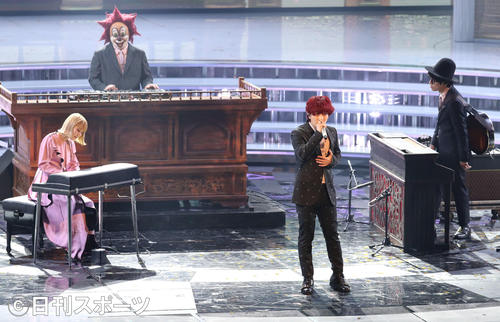 熱唱するSEKAI NO OWARI(撮影・垰建太)