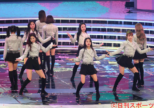 熱いパフォーマンスを見せるTWICE(撮影・垰建太)