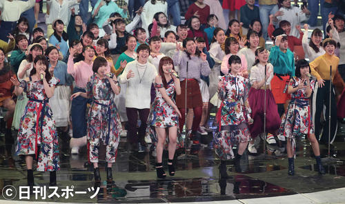 熱唱するLittle Glee Monster(撮影・垰建太)