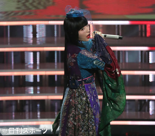 紅白歌合戦で熱唱するDAOKO(撮影・垰建太)