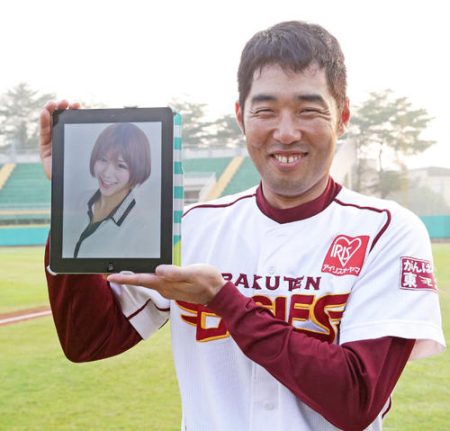 滝口ミラの写真を手に笑顔を見せる、選手時代の楽天森山周コーチ(2013年11月16日撮影)