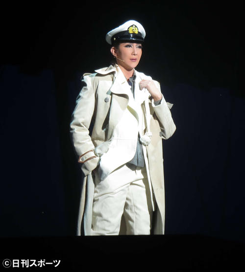 名家の令嬢との切ない恋を描いた名作で、荒くれながら心優しい船乗りを好演した星組トップ紅ゆずる(撮影・村上久美子)