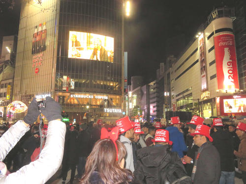 年越しカウントダウンを控えにぎわう渋谷スクランブル交差点