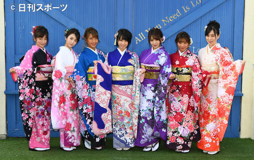 R・I・P　GIRLSが晴れ着姿を披露した。左から☆HOSHINO、仲村美海、橋本梨菜、犬童美乃梨、森咲智美、葉月あや、薄井しお里（撮影・酒井清司）