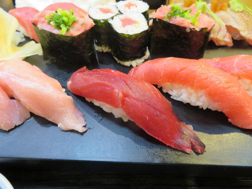 北大西洋産「まぐろざんまい」の真ん中に置かれた3億3360万円の一番マグロの赤身（手前中央）（撮影・大井義明）
