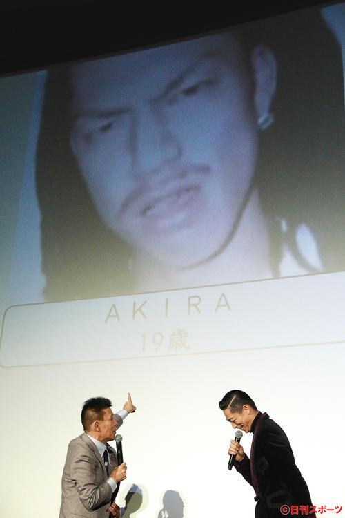 19歳当時の写真を公開されたAKIRA（右）は柳沢慎吾の突っ込みに赤面する（撮影・中島郁夫）