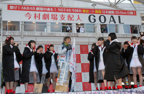 16年1月、NGT48劇場オープニングで、「東京→新潟縦断354km」を完走した今村支配人（中央）