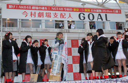 16年1月、NGT48劇場オープニングで、「東京→新潟縦断354km」を完走した今村支配人(中央)