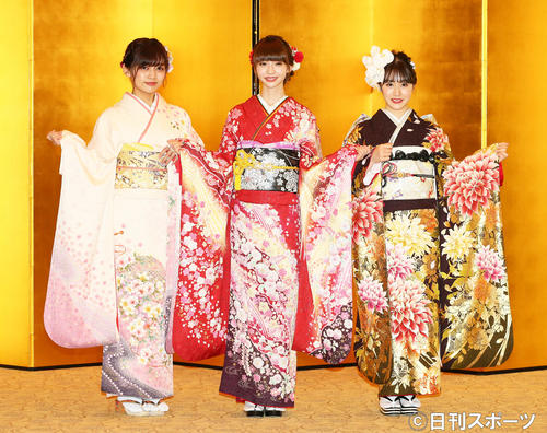 成人式を迎え晴れ着姿で笑顔を見せるNGT48メンバー。左から中村歩加、荻野由佳、加藤美南(撮影・足立雅史)