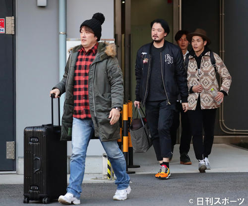 4人での仕事を終えてスタジオを出る純烈の、左から酒井一圭、小田井涼平、後上翔太、白川裕二郎(19年1月13日撮影)
