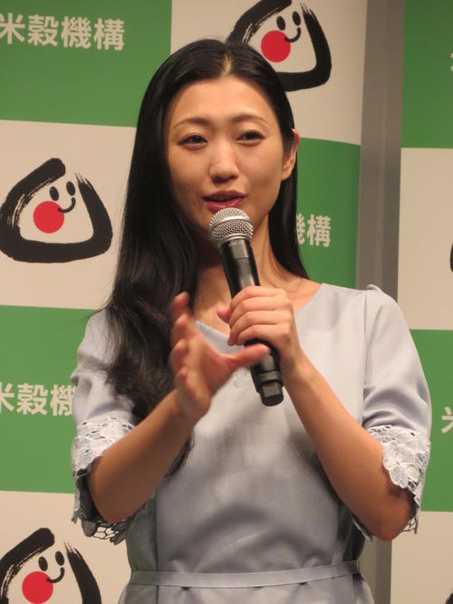 笑顔で話す壇蜜