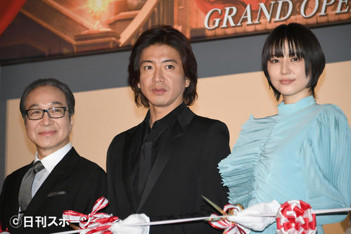 映画「マスカレード・ホテル」初日で、テープカットする、左から小日向文世、木村拓哉、長沢まさみ（撮影・酒井清司）
