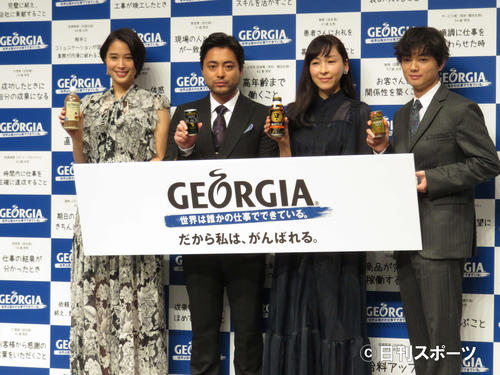 ジョージア新キャンペーン発表会に出席した、左から広瀬アリス、山田孝之、麻生久美子、染谷将太