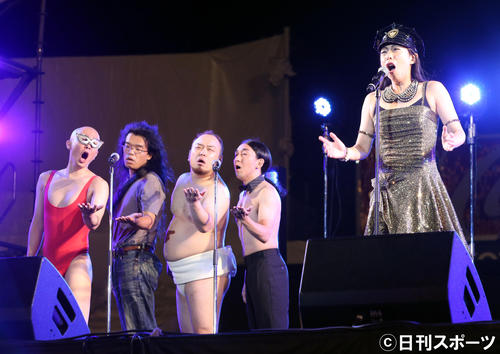 神宮外苑花火大会前夜祭で熱唱するキュートンのキートン（左から４番目）（2014年8月15日撮影）
