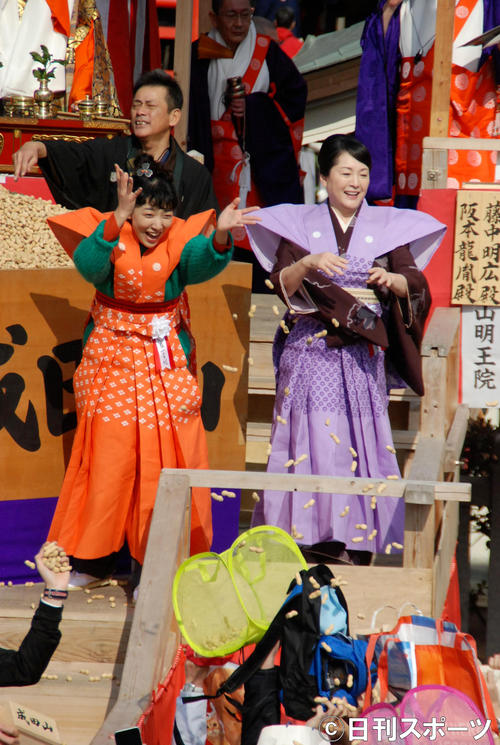 成田山大阪別院で豪快に豆をまく安藤サクラ（左）、松坂慶子（撮影・松浦隆司）