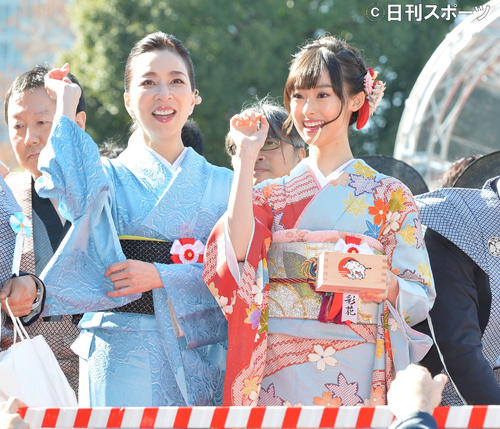 東京・日枝神社で節分の豆まきに参加した真矢ミキ（左）と井本彩花